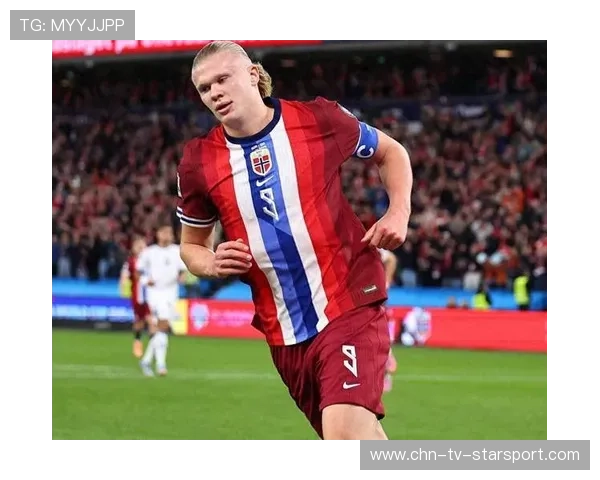 哈兰德禁区内抗住两名防守队员接球转身抽射，皮球应声入网